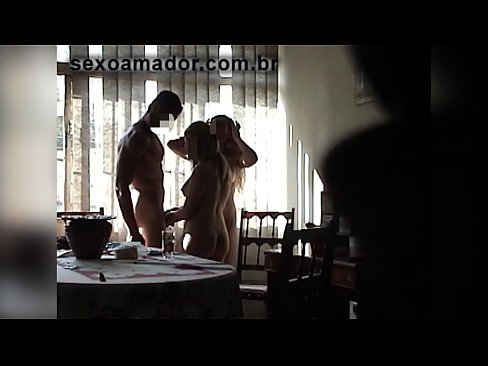 ❤️ Tugann cairde gnéis cuireadh d'fhear ollmhór agus do thriúr in éineacht leis Porn ag ga.pornma-com.ru ❤